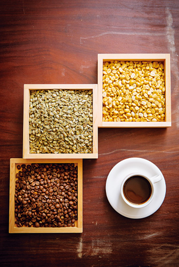 從帶殼豆、咖啡生豆、烘焙咖啡豆、到一杯咖啡（右上起），能在一個咖啡莊園完成，是台灣咖啡產業獨特之處。